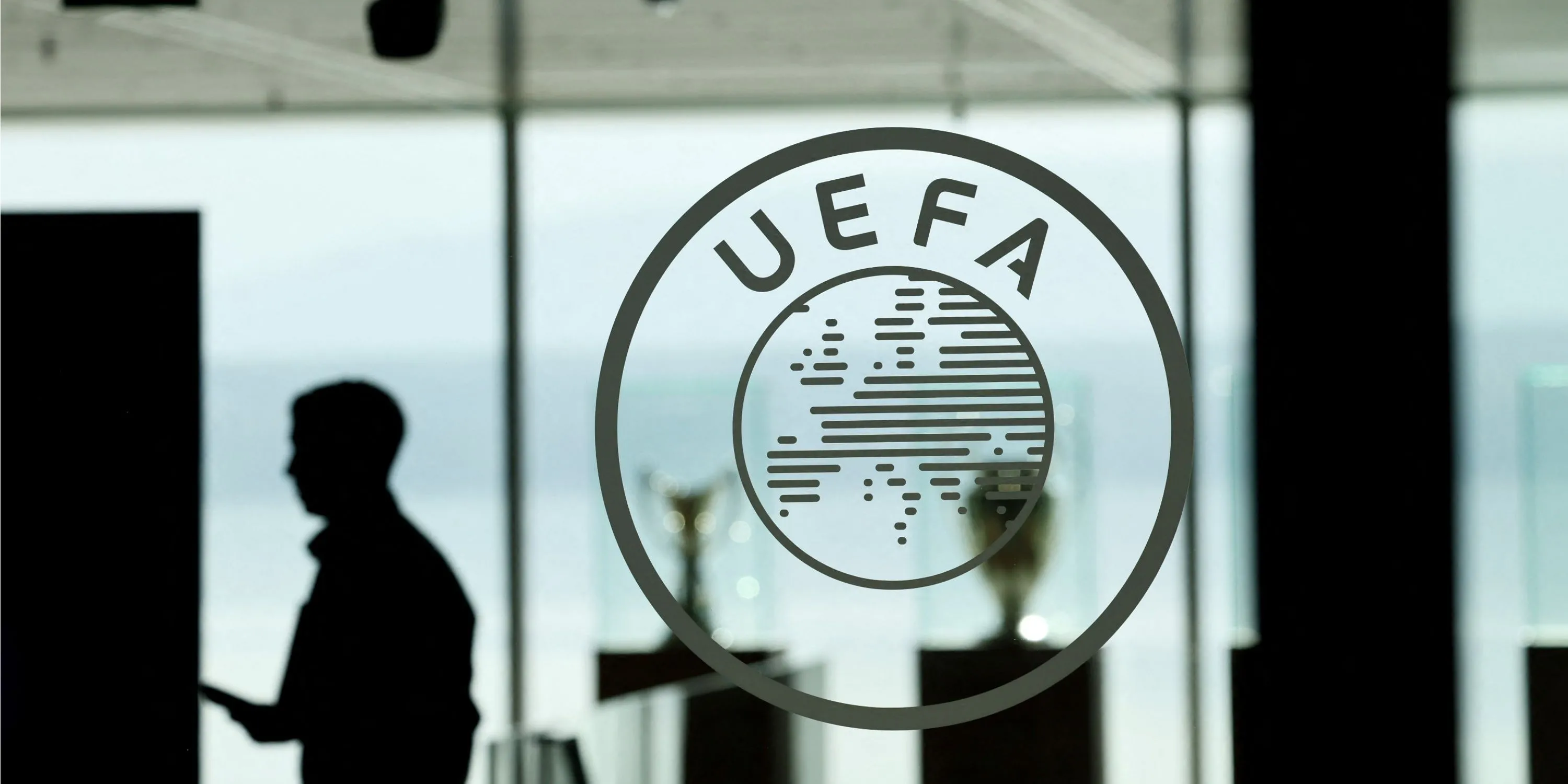 Biểu tượng UEFA và quy tắc Công bằng tài chính (FFP) đang áp đặt lên Chelsea.