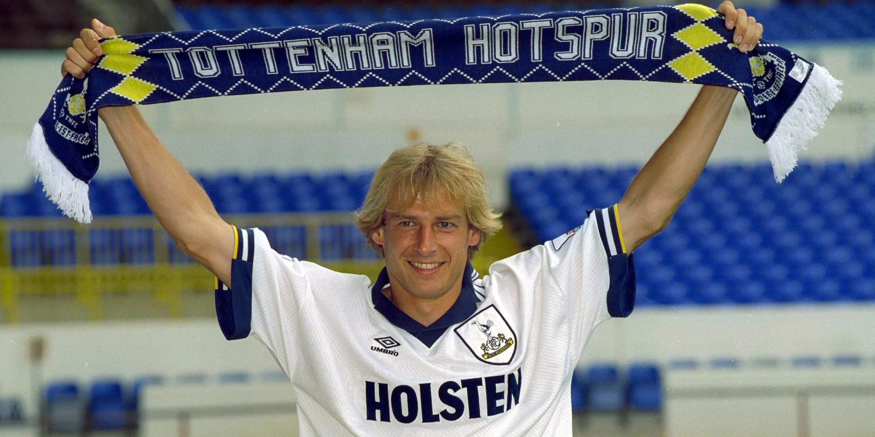 Jurgen Klinsmann tươi cười vẫy khăn Tottenham sau khi ký hợp đồng với câu lạc bộ.