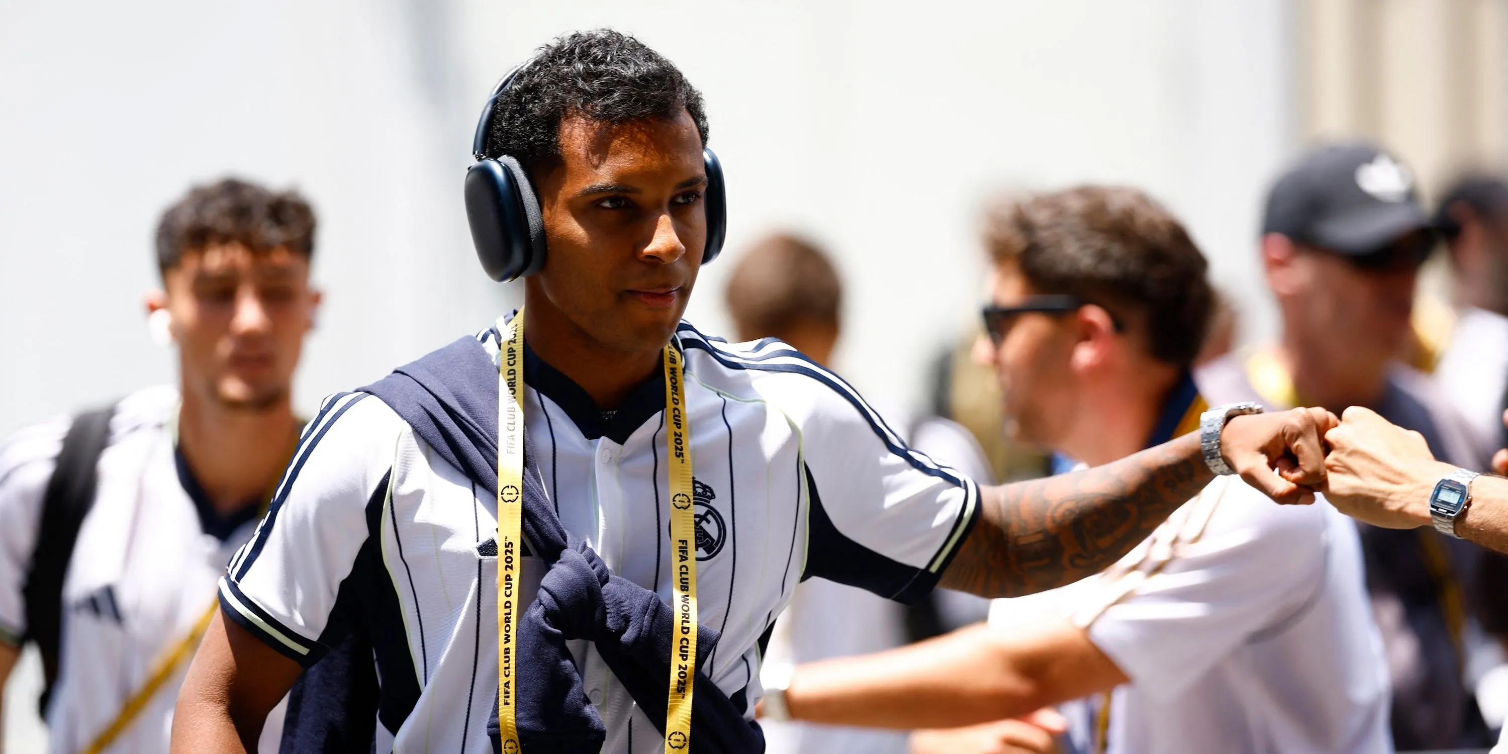 Ngôi sao Rodrygo của Real Madrid đến sân vận động trước trận đấu