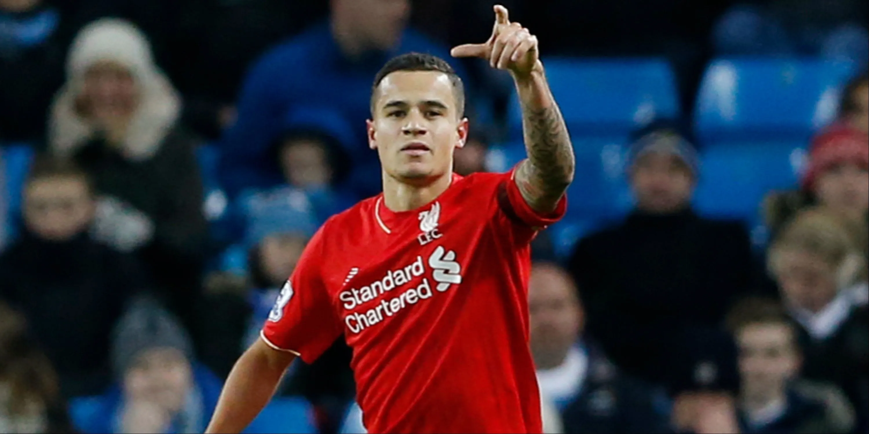 Philippe Coutinho khoác áo Liverpool, ghi dấu ấn với những pha dứt điểm từ xa đẹp mắt.