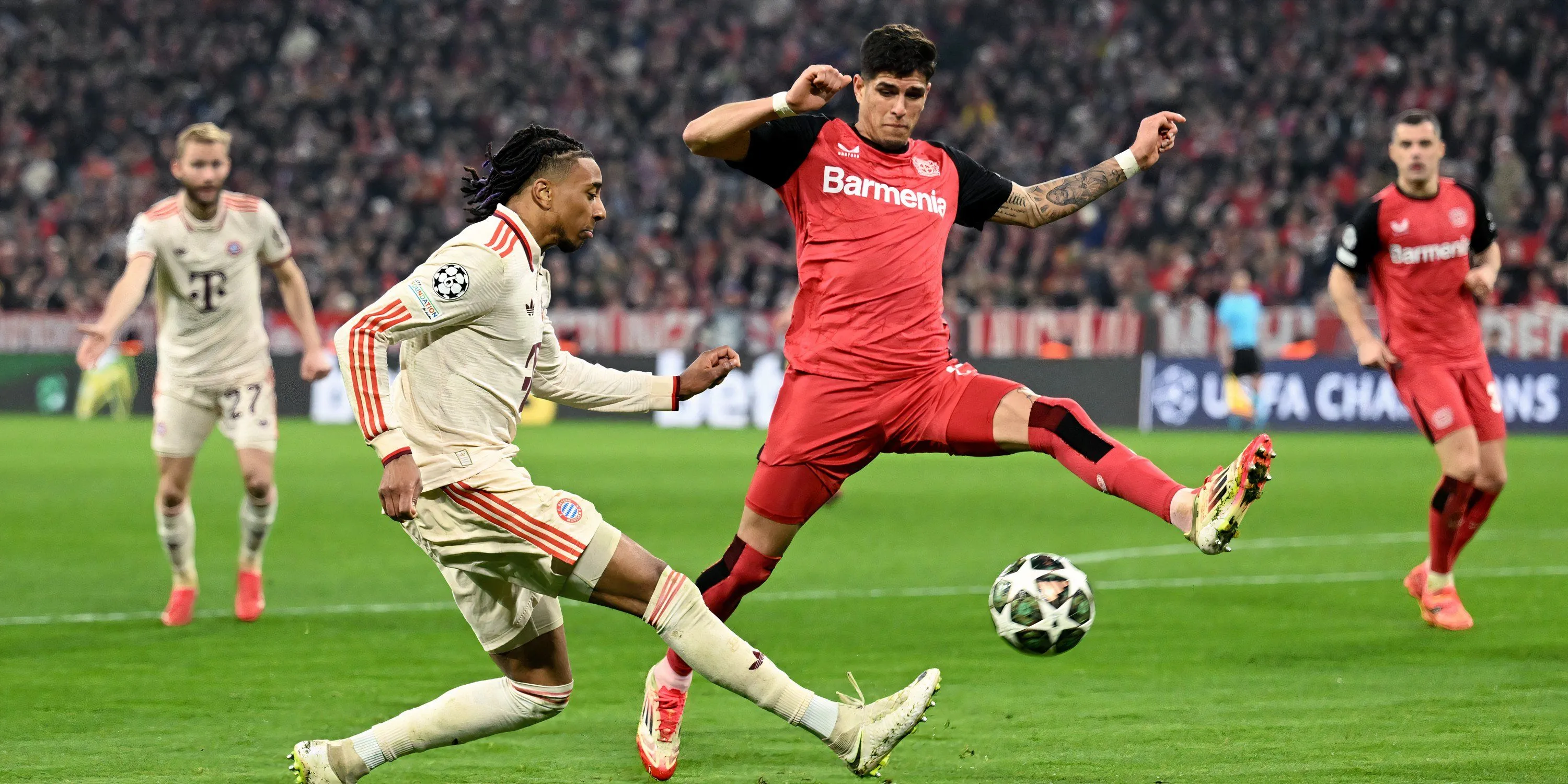 Piero Hincapié thi đấu cho Bayer Leverkusen, thể hiện kỹ năng phòng ngự và chuyền bóng