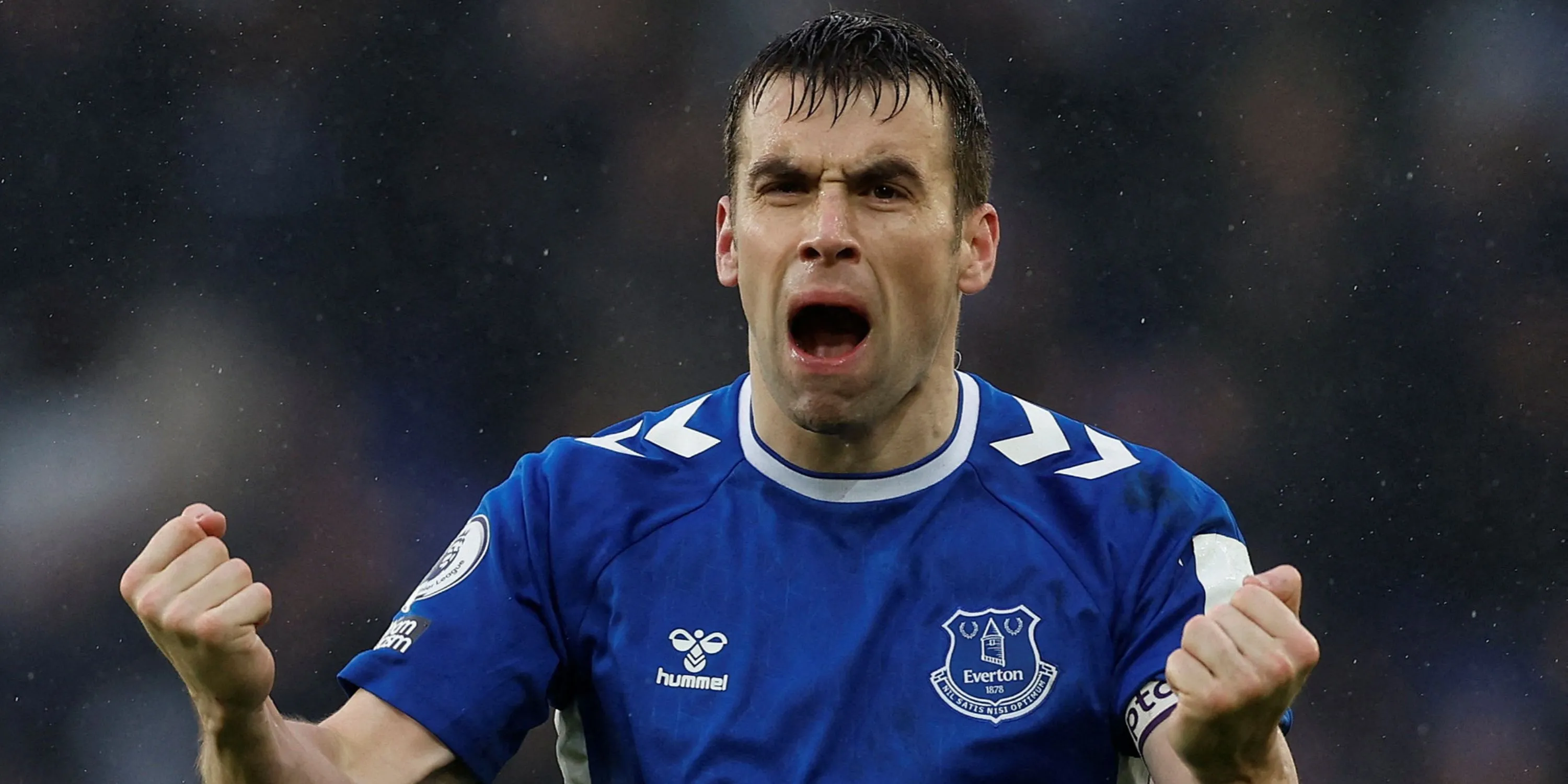 Seamus Coleman trong trang phục thi đấu của Everton, biểu tượng cho lòng trung thành và giá trị.
