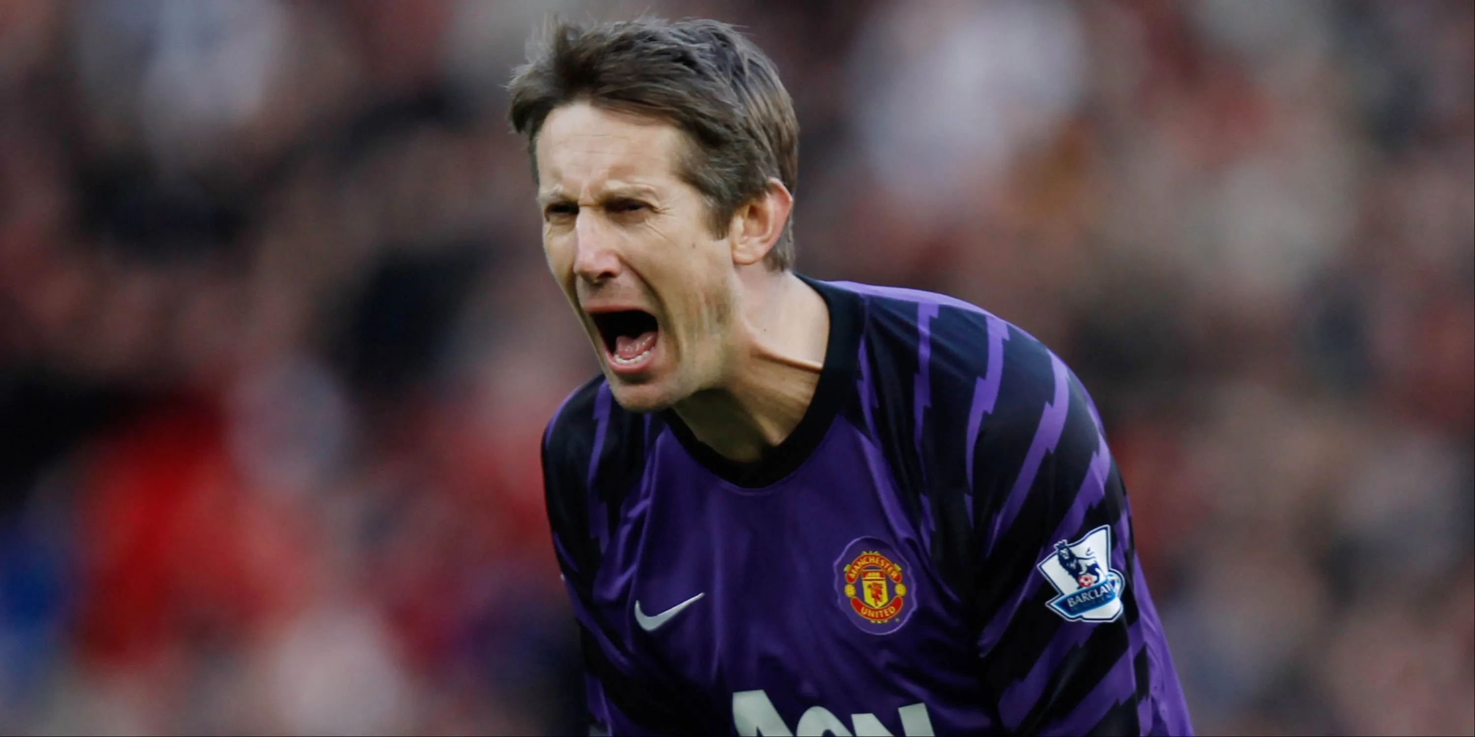 Thủ môn Edwin van der Sar bắt bóng trong trận đấu của Manchester United.