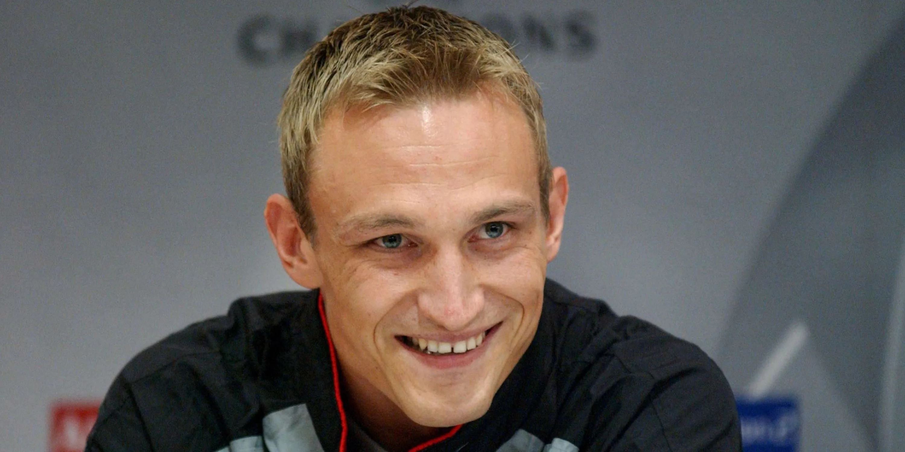 Trung vệ Sami Hyypia tại buổi họp báo của Liverpool, một bản hợp đồng hời của đội chủ sân Anfield.