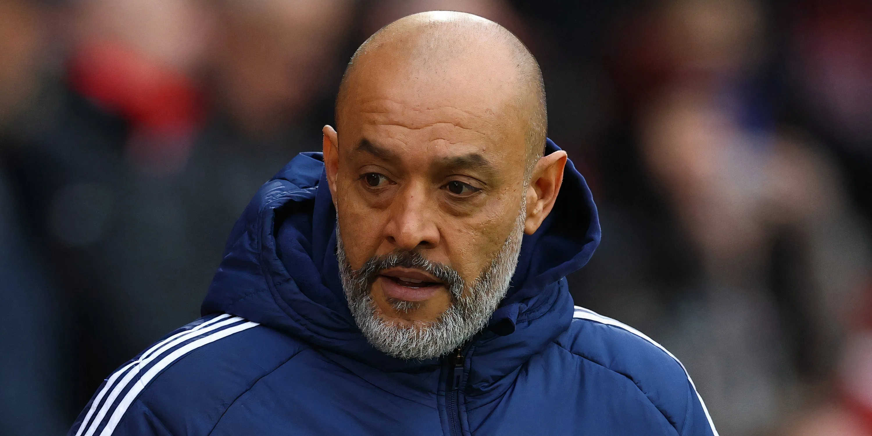 Nuno Espirito Santo chỉ đạo các cầu thủ Nottingham Forest trên sân đấu, thể hiện phong thái HLV chuyên nghiệp