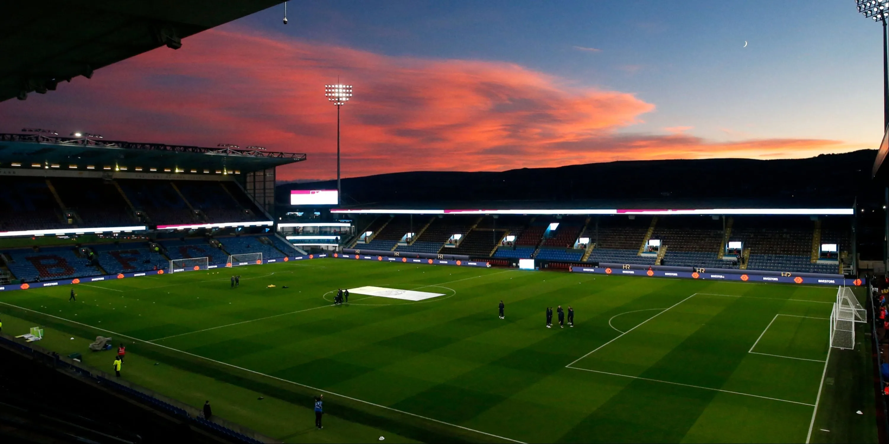 Toàn cảnh sân Turf Moor