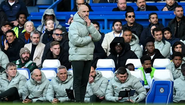 Enzo Maresca đối mặt áp lực sau thất bại, yêu cầu giải quyết triết lý đội hình và bài toán nhân sự cho Chelsea.