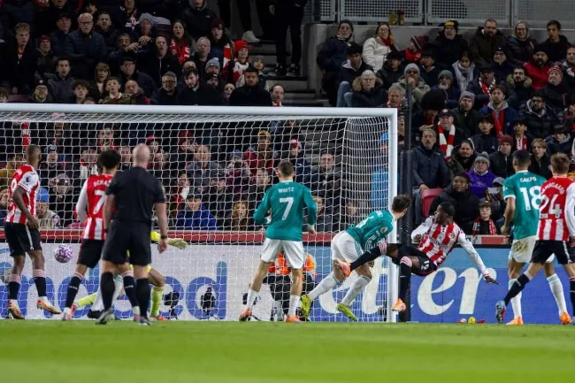 Liverpool để thủng lưới từ các tình huống cố định, bài toán phòng ngự