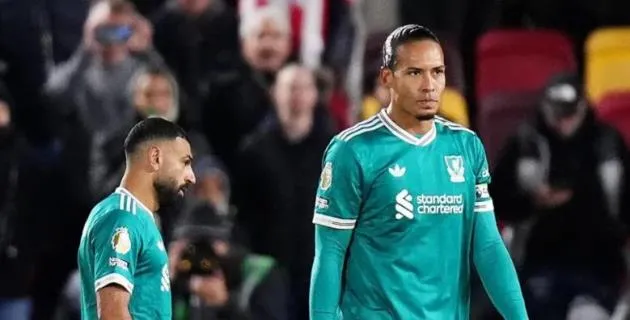 Mohamed Salah và Virgil van Dijk thể hiện tâm trạng thất vọng giữa mùa giải sa sút của Liverpool