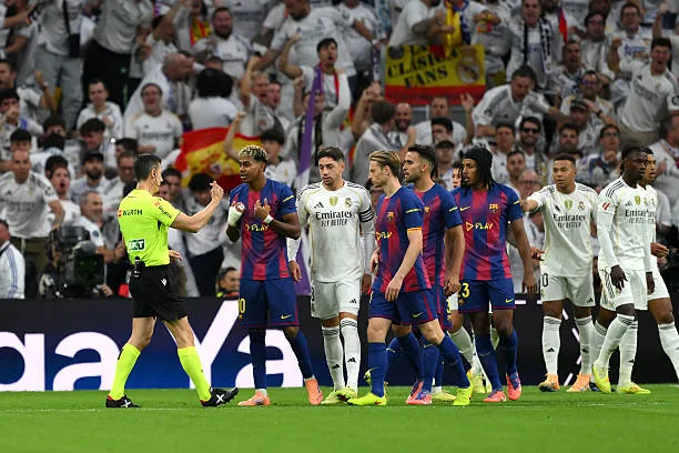 Pha bóng El Clasico tại Bernabeu khi Barca chịu sức ép phòng ngự.
