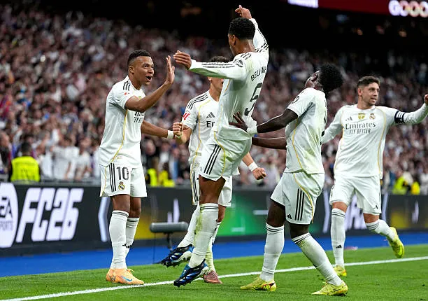 Real Madrid ăn mừng chiến thắng 2-1 trước Barcelona tại Bernabeu, El Clasico căng thẳng.