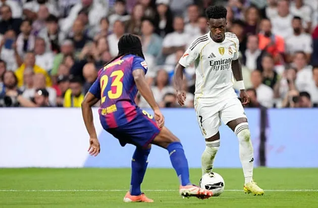 Vinicius khuấy đảo hành lang trái khiến hàng thủ Barca vất vả chống đỡ